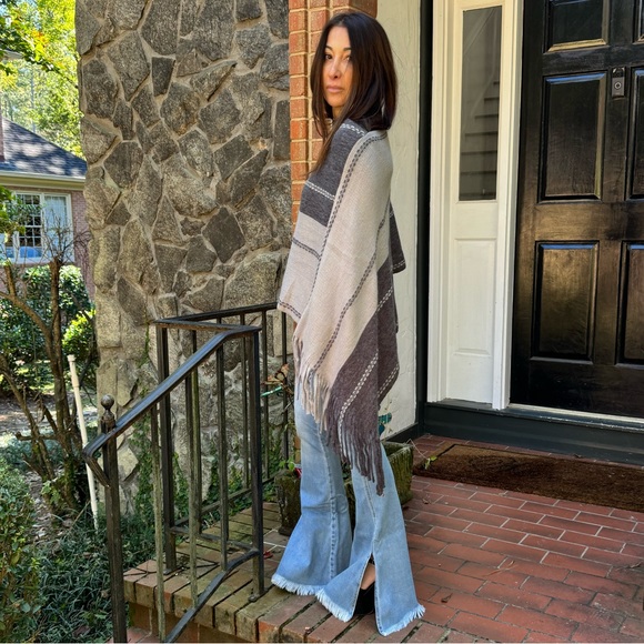 25 Boho Soft Knit Fringed Poncho - Picture 3 of 5